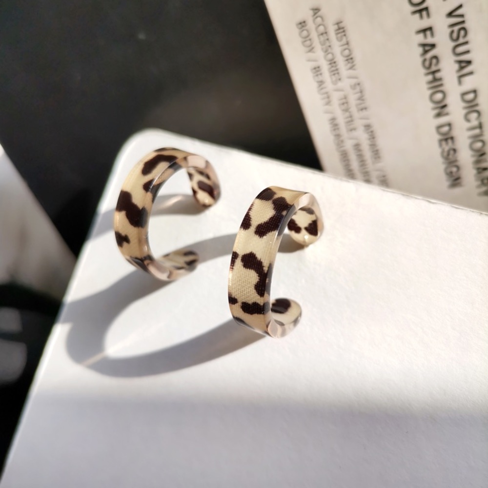 💙💕💕Last one Leopard Acrylic Hoops Earrings - Picture 3 of 11